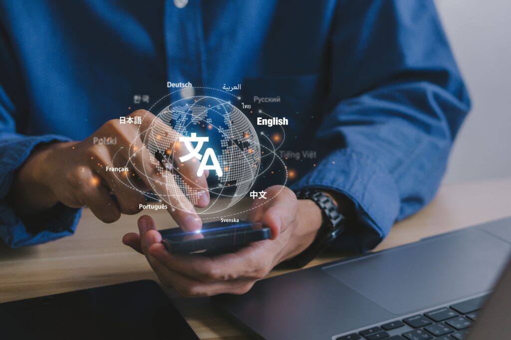Persona sujetando el móvil mientras usa una app que traduce simultáneamente distintos idiomas