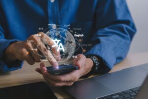 Persona sujetando el móvil mientras usa una app que traduce simultáneamente distintos idiomas