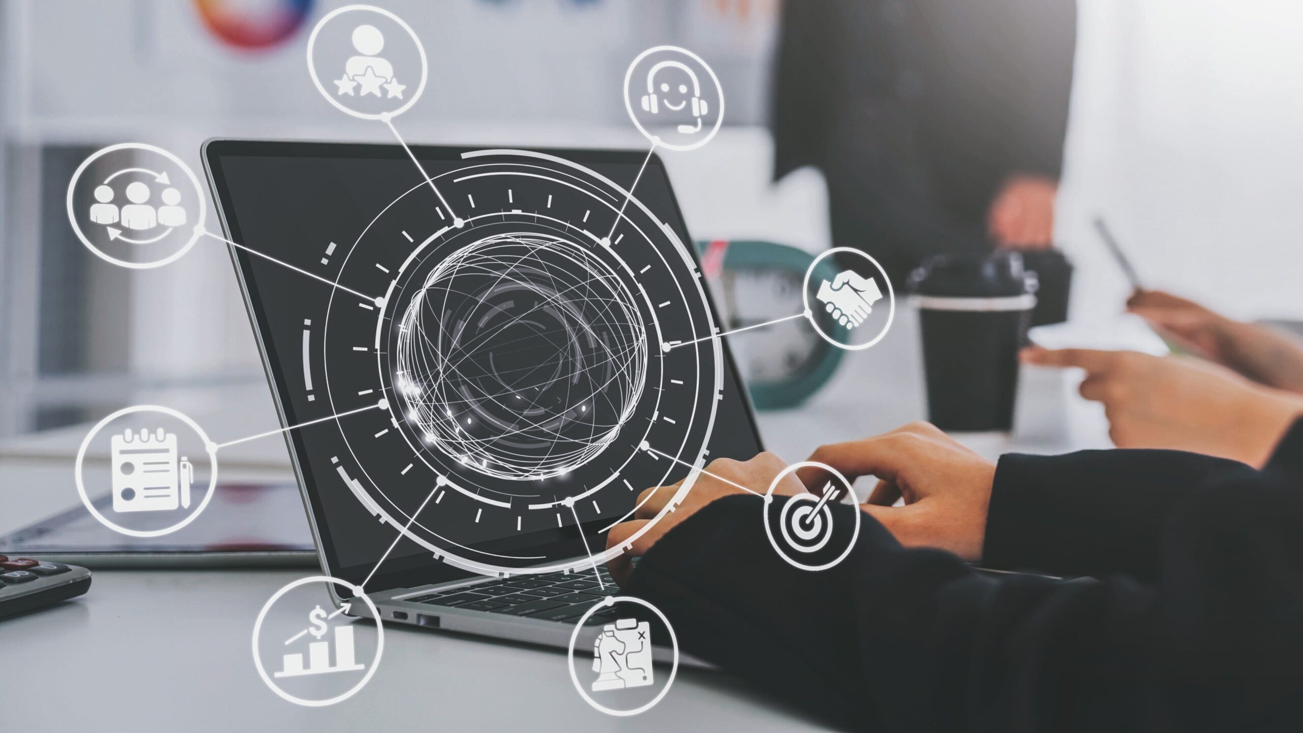 Persona usando un portátil para gestionar estrategias de marketing digital.