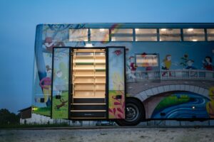 Bibliobus con las luces interiores encendidas.
