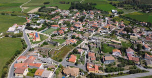 Imagen sacada en el aire de un pueblo rural