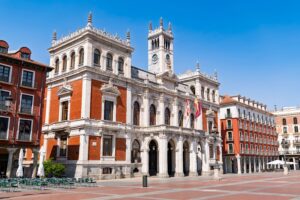 Ayuntamiento blanco y rojizo en una plaza