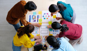 6 personas planificando con hojas en la mesa