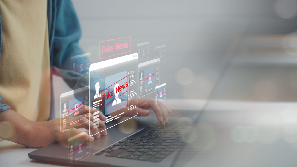 persona en el ordenador con fake news