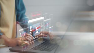 persona en el ordenador con fake news