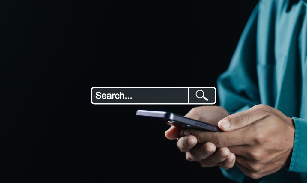 persona buscando información en internet