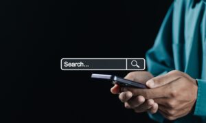 persona buscando información en internet