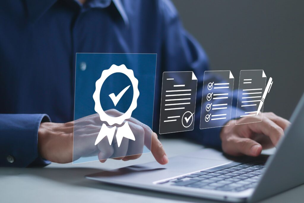 Manos en el ordenaodr con íconos relacionados con el certificado digital