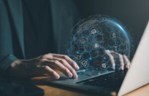 Manos en un ordenador con símbolos de cifrado digital