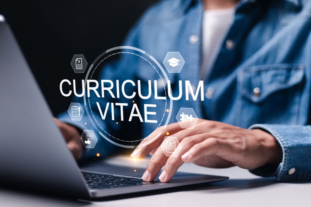 Un hombre en el ordenador haciendo su curriculum vitae online