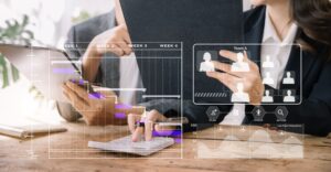 Un hombre y una mujer coordinando un proyecto en equipo online