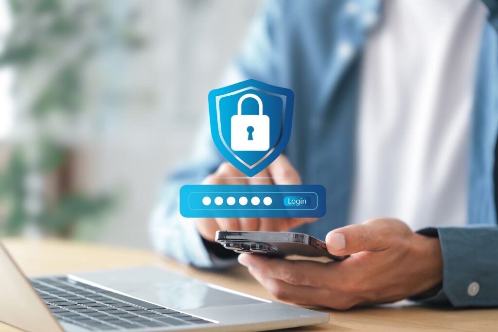 Persona con un móvil y símbolos de protección digital
