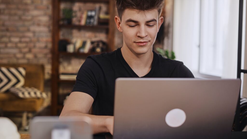 Chico joven con su portátil