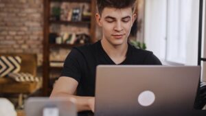 Chico joven con su portátil