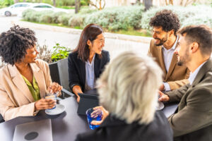 Grupo de personas sentadas hablando