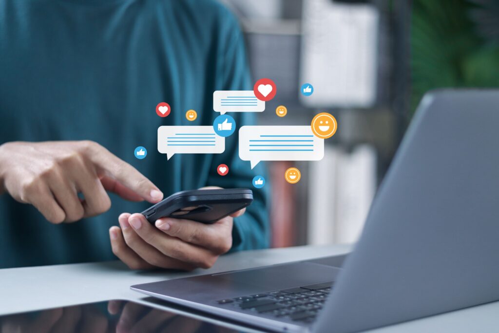 Muchos emojis de reacciones alrededor de un móvil