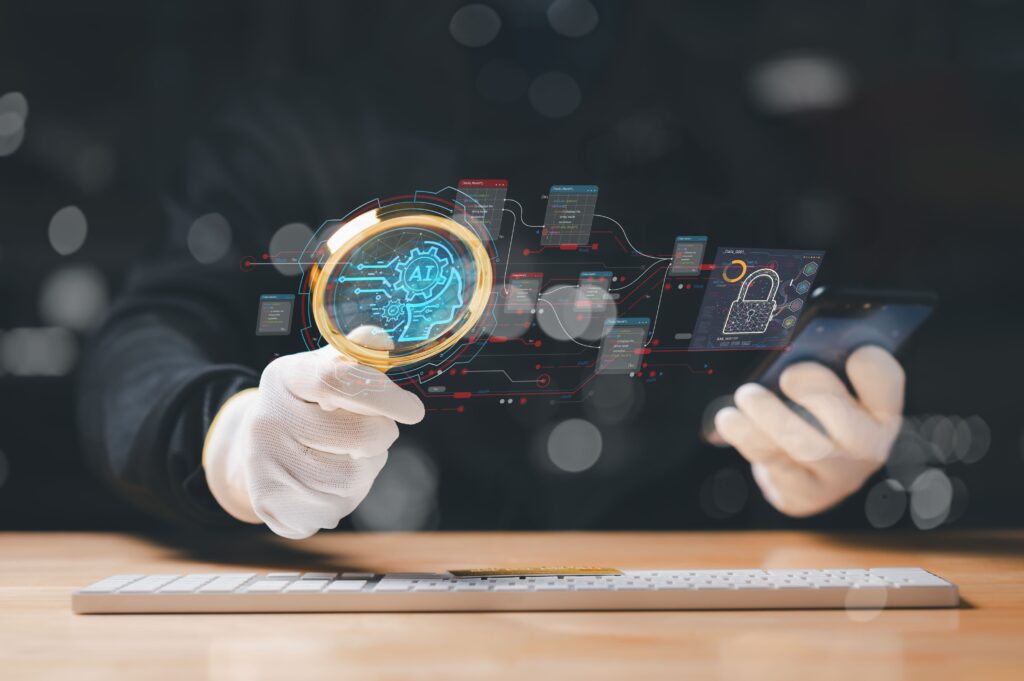 Persona con una lupa investigando el ordenador