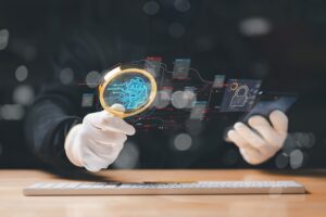 Persona con una lupa investigando el ordenador