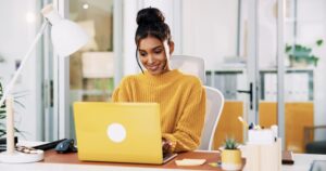 Mujer con un portátil