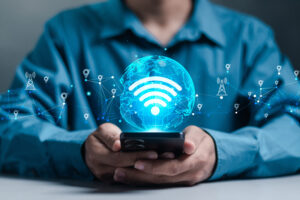 Hombre con teléfono en mano y un símbolo de wifi azul