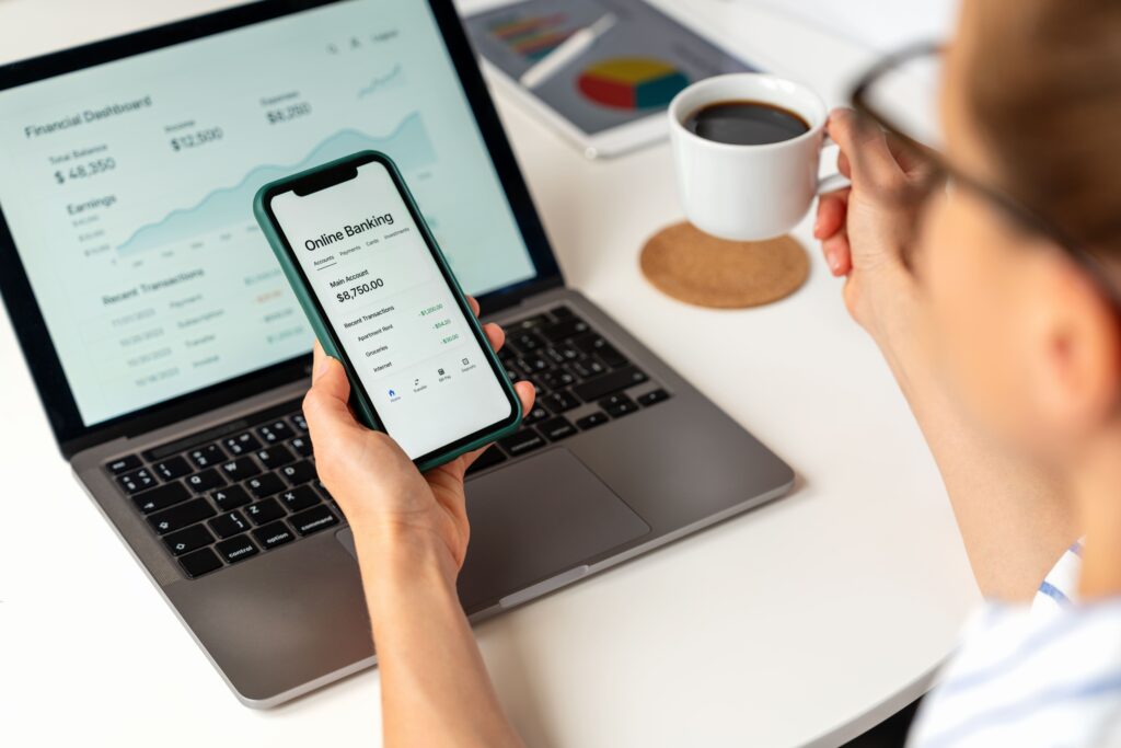 Mujer revisando la banca online