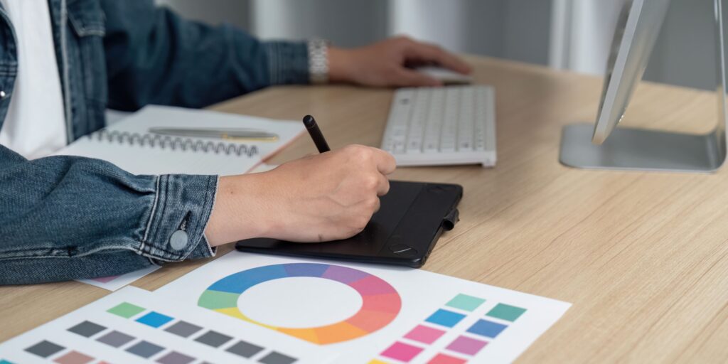 Persona creando contenido digital