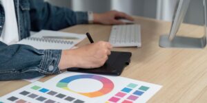 Persona creando contenido digital