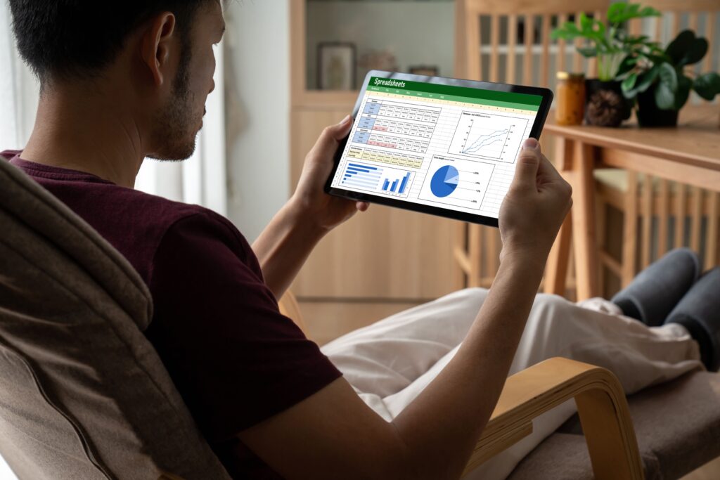 Hombre revisando sus gastos del hogar organizados en gráficos en la tablet