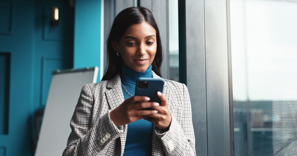Mujer formal revisando su móvil