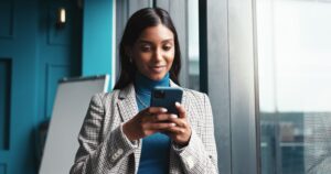 Mujer formal revisando su móvil