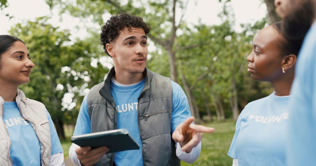 Varios voluntarios habalndo